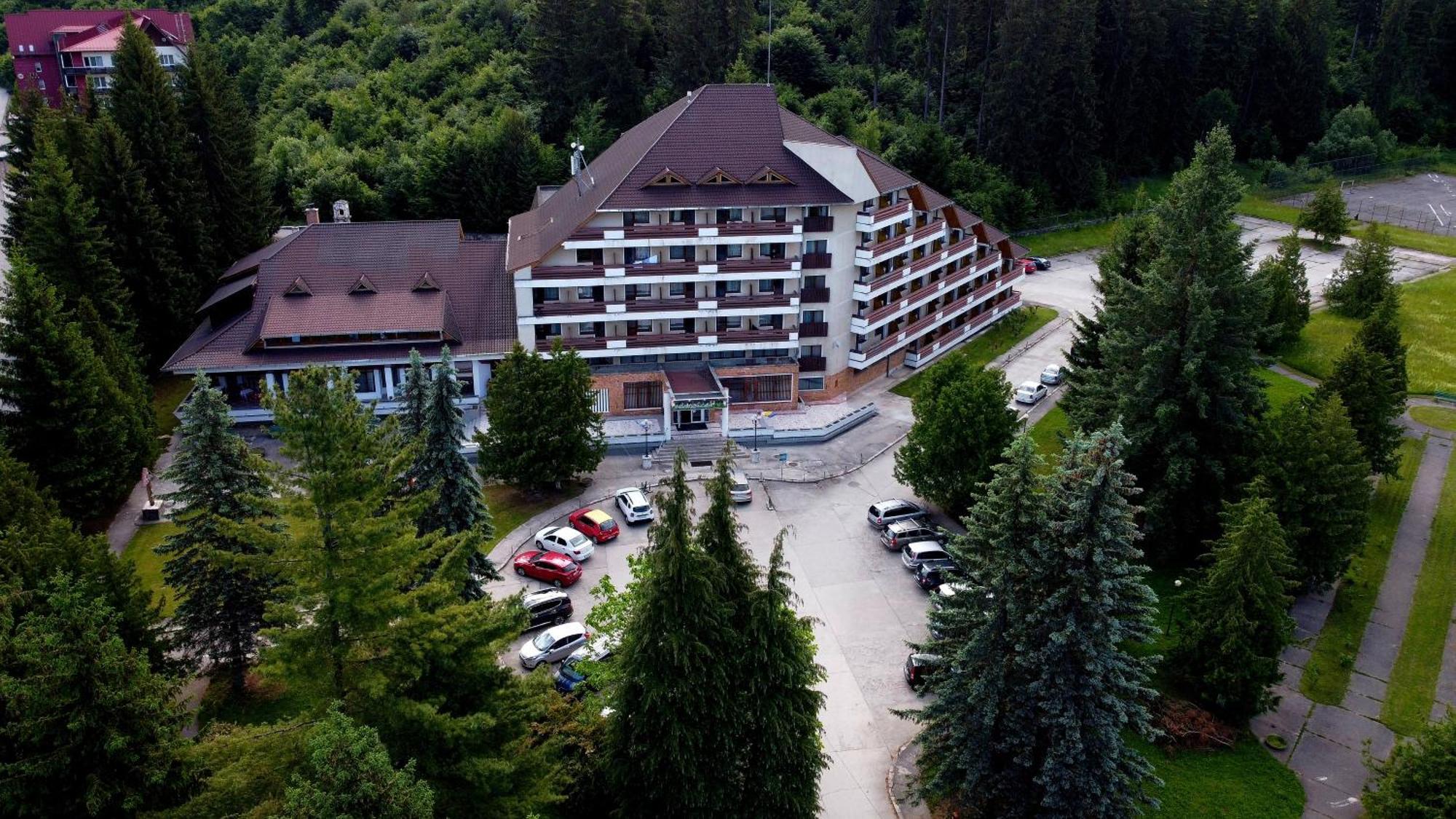 Hotel Bradul - โควาสนา ภายนอก รูปภาพ