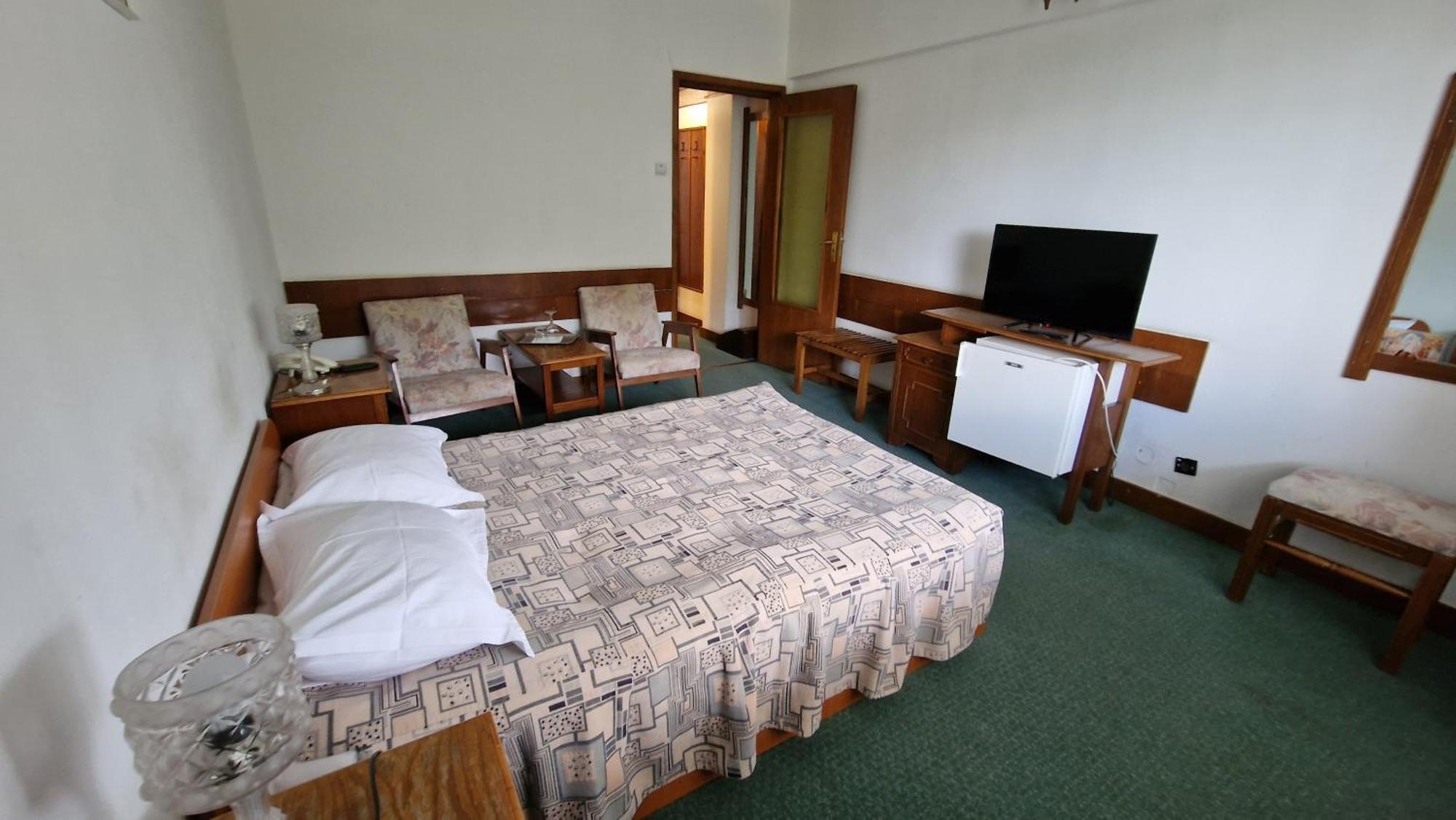 Hotel Bradul - โควาสนา ภายนอก รูปภาพ