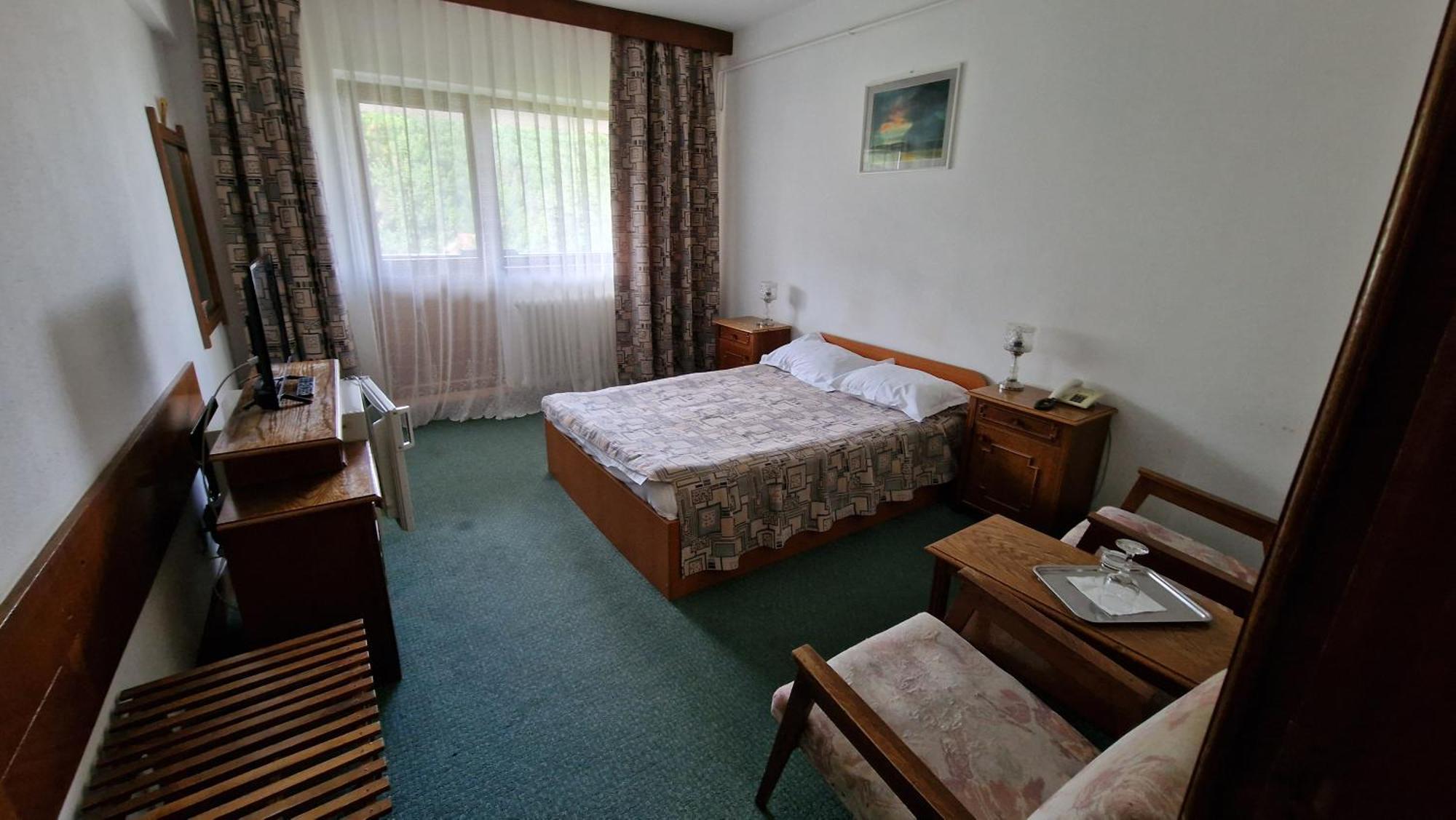 Hotel Bradul - โควาสนา ภายนอก รูปภาพ